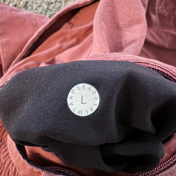 Lululemon Bowline Shorts - Picture 4 of 9